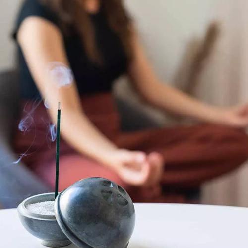 Kumo Räucherkegelhalter von Aromandise - Les Encens du Monde
